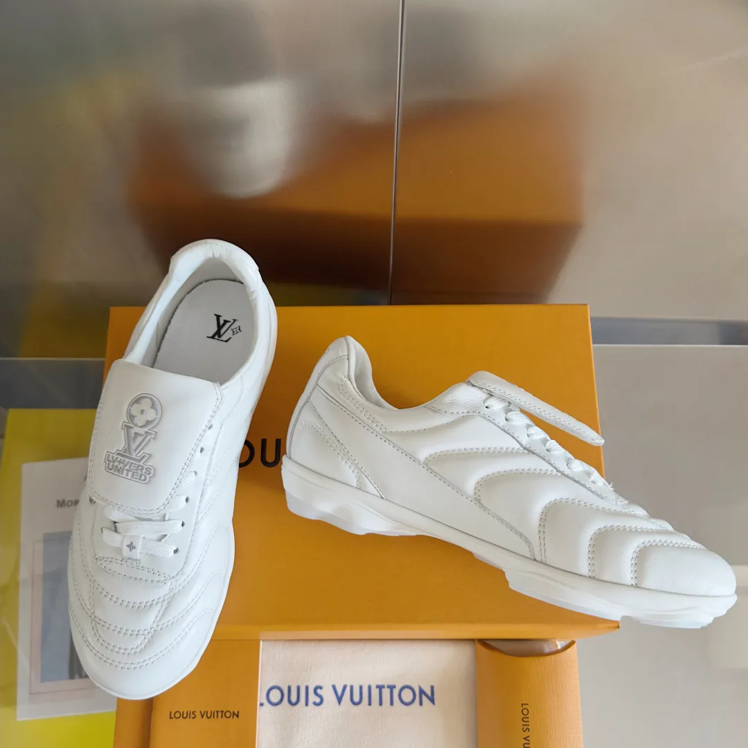 Top version: Couple model 640💰 LV Louis Vuitton L house Donkey brand latest Footprint series Couple model football sneakers casual running shoes original purchase development and production This Footprint Soccer sneaker was unveiled in the 2025 spring and summer series fashion show. It is the first sneaker designed by Pharrell Williams inspired by football shoes. The shoes are inspired by football, a sport that spans generations and cultures, echoing the 2025 spring and summer series fashion show's theme of unity and universal participation. The shoe is famous for its sleek design, with the dynamic IV Initials logo embellished on the side, the tongue embellished with the Lvers United badge inspired by the football team, and the foot pattern rubber sole decorated with multiple Louis Vuitton logos. Exquisitely packaged at the delivery counter🛍📦 ▪️Material: Original imported first-layer cowhide ▪️Lining: Original custom-made soft sheepskin lining ▪️Sole: Original open-molded two-color TPU combination sole ▪️Sole thickness: 3.5CM ▪️Size: Women’s 35-41 / Men’s 39-45